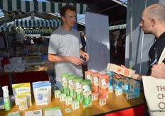 Joris Jansen de schoonmaakproducten van Yokuu. "Wij willen nu ook graag de Nederlandse markt kennis laten maken met op een ecologische en natuurlijke manier probiotisch schoonmaken." Binnenkort verkrijgbaar bij Udea. 